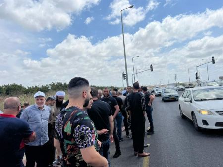 متظاهرون من الطيبة لحماية الأرض والمسكن